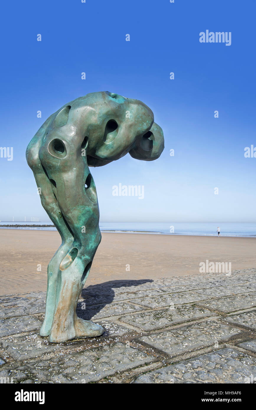 Skulptur Morgen Mann durch das Meer von dem Künstler Catherine François auf groyne entlang der Nordsee küste in Knokke-Heist, Westflandern, Belgien Stockfoto