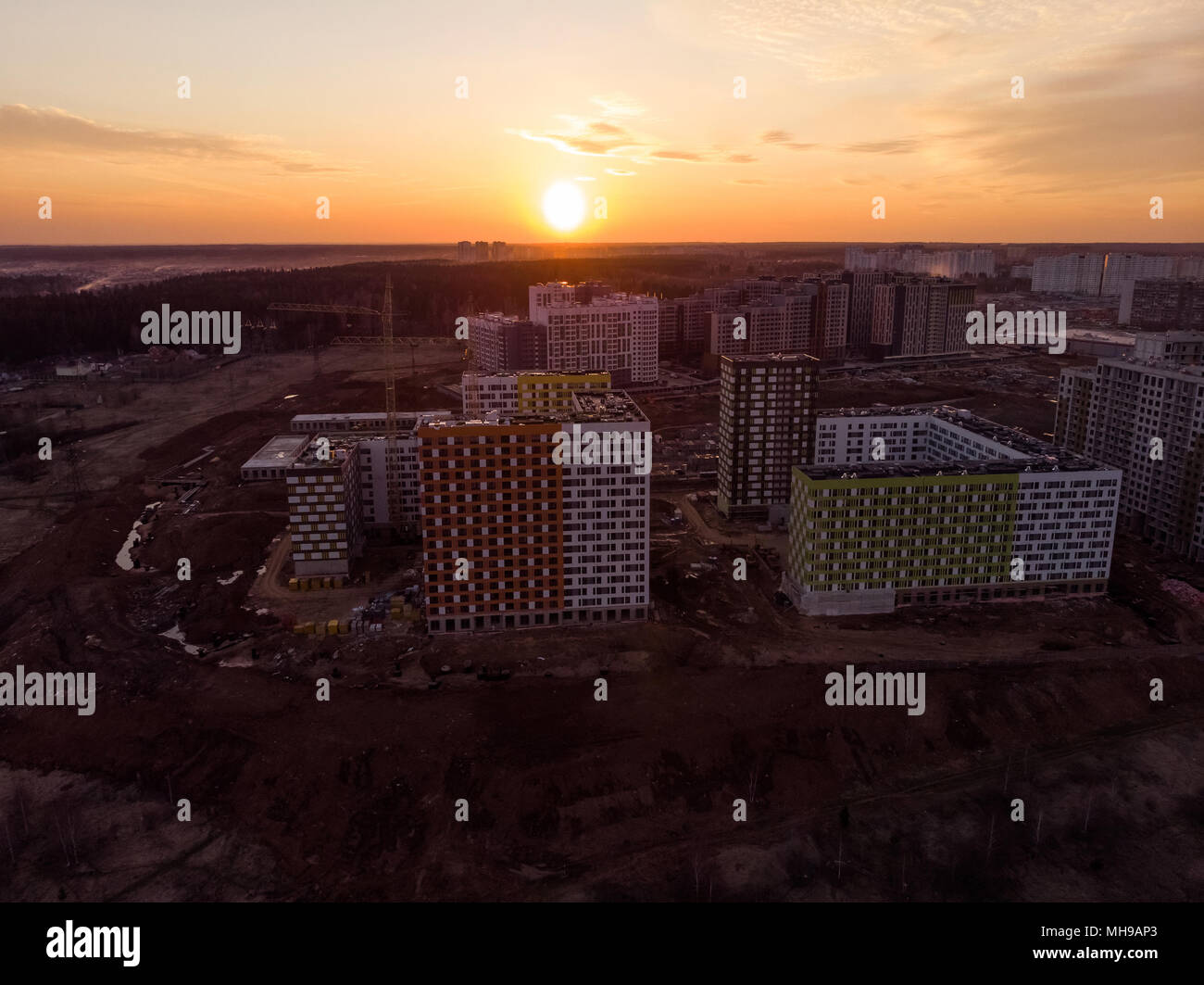 Wohngebäude im Bau bei Sonnenuntergang von oben Stockfoto