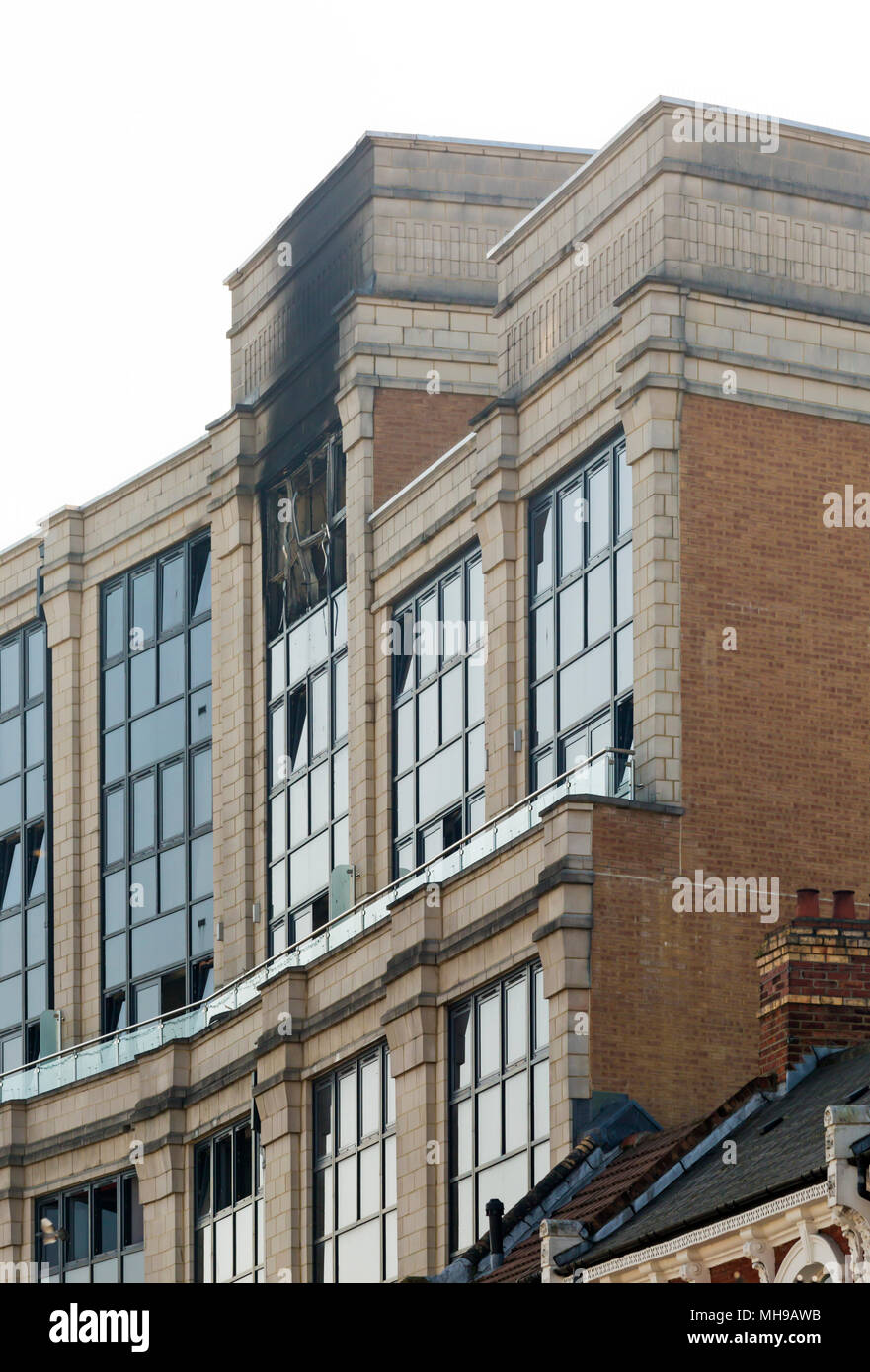 Rauch Schaden nach Brand im Dachgeschoss Wohnung in B-Zentrale Block an der Commercial Road, Bournemouth, Dorset im April Stockfoto