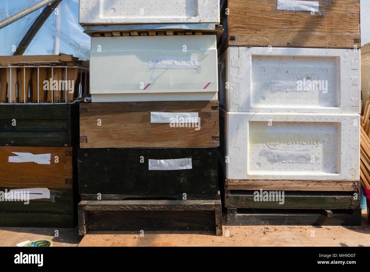 Bienenstock Teile einschließlich Deep Body supers Stockfoto