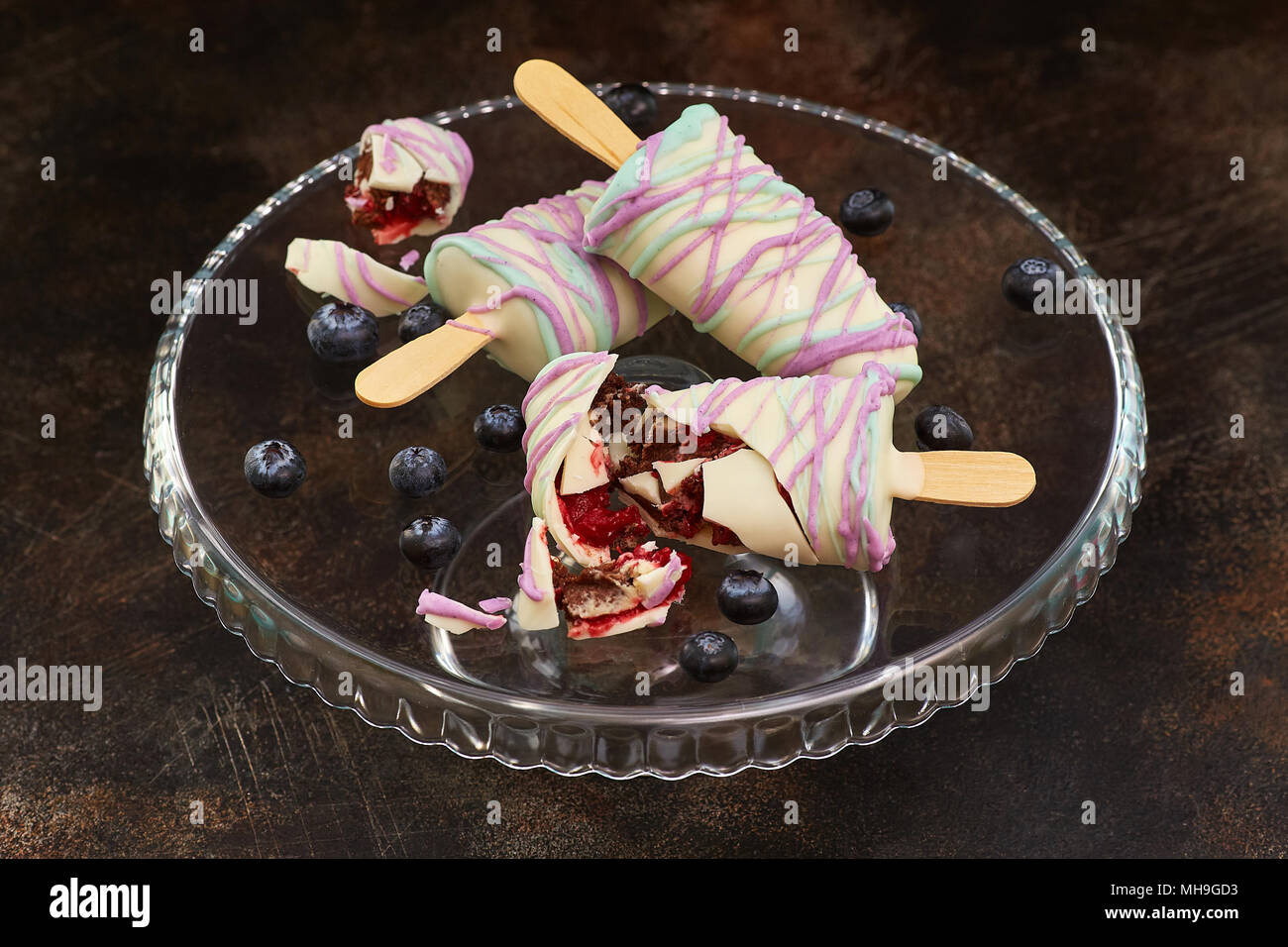 Süße Bonbons mit Heidelbeere in Form von Eis auf dunklem Hintergrund Stockfoto