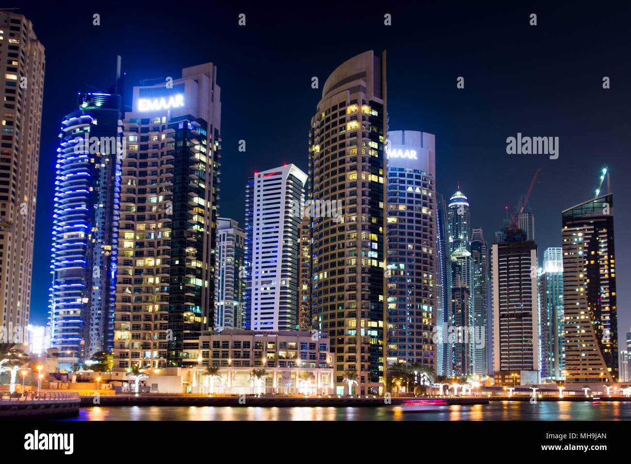 Dubai Marina in der Nacht in den Vereinigten Arabischen Emiraten Stockfoto