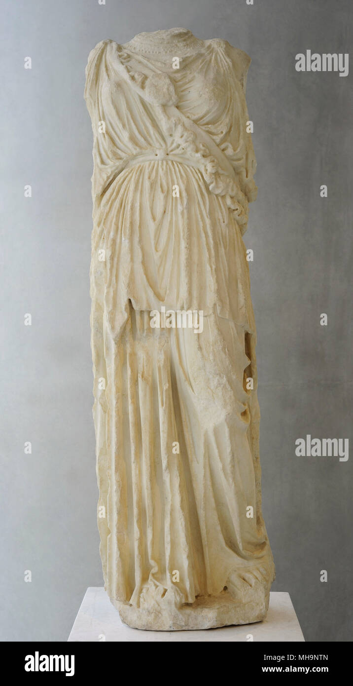 Statue der Athene. Stellt ein Original des 5.Jahrhundert v. Chr., in dem die Göttin in peplos und einer schrägen Aegis. Ca. Mitte der-1st Century AD. Akropolis Museum. Athen. Griechenland. Stockfoto