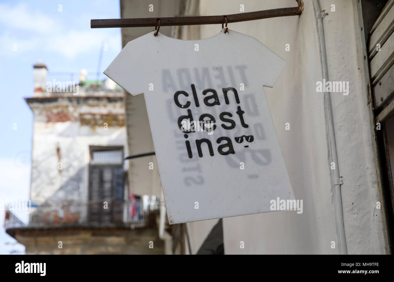 Ein Zeichen für Clandestina, ein eigenständiges Design und ein Bekleidungsgeschäft, außerhalb deren Geschäft vor, Havanna, Kuba Stockfoto