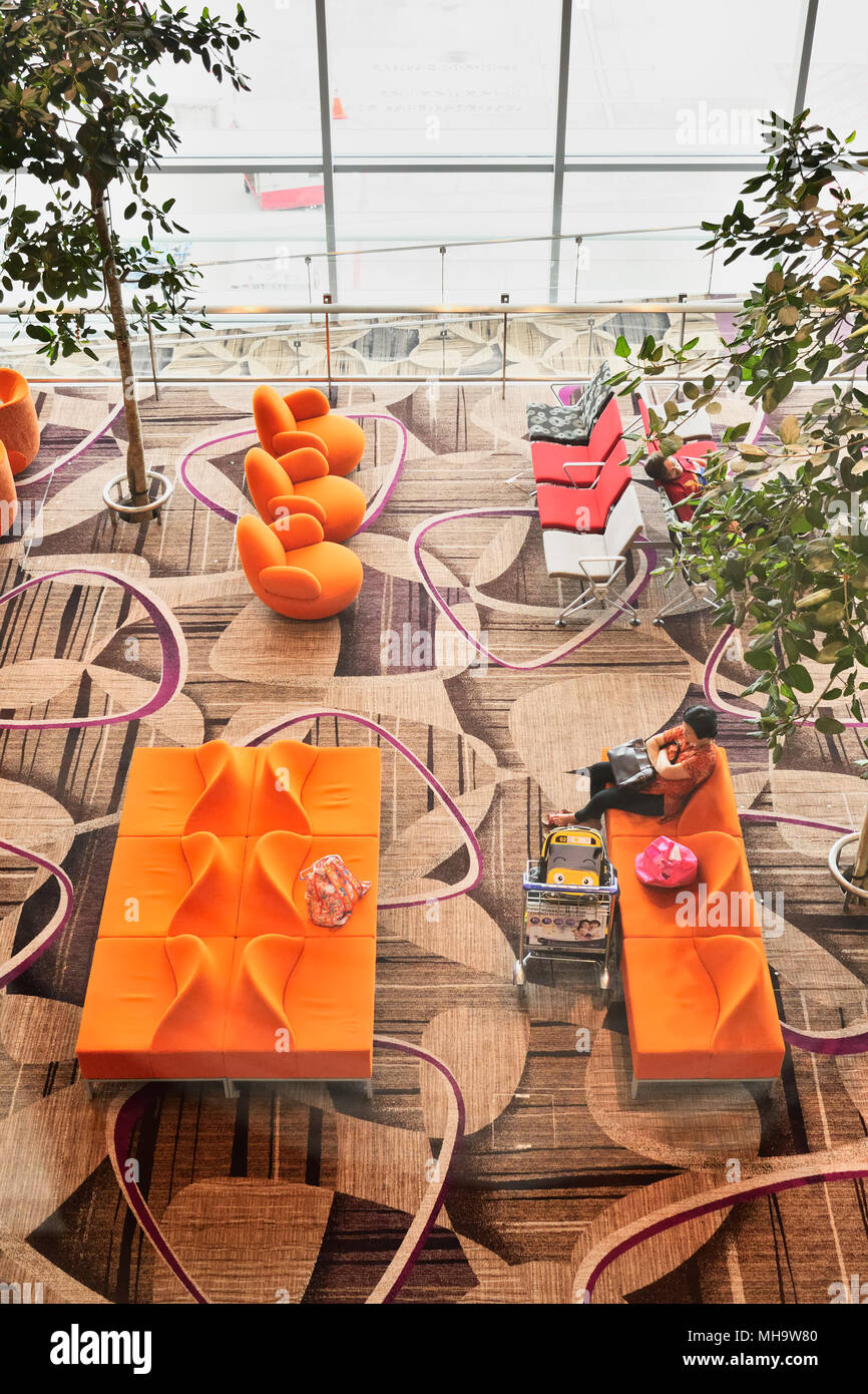 Singapur Changi International Airport, Terminal 4. Innerhalb der Flug Einstiegsbereich an den Flugsteigen, Passagiere warten auf Ihren Flug. Stockfoto