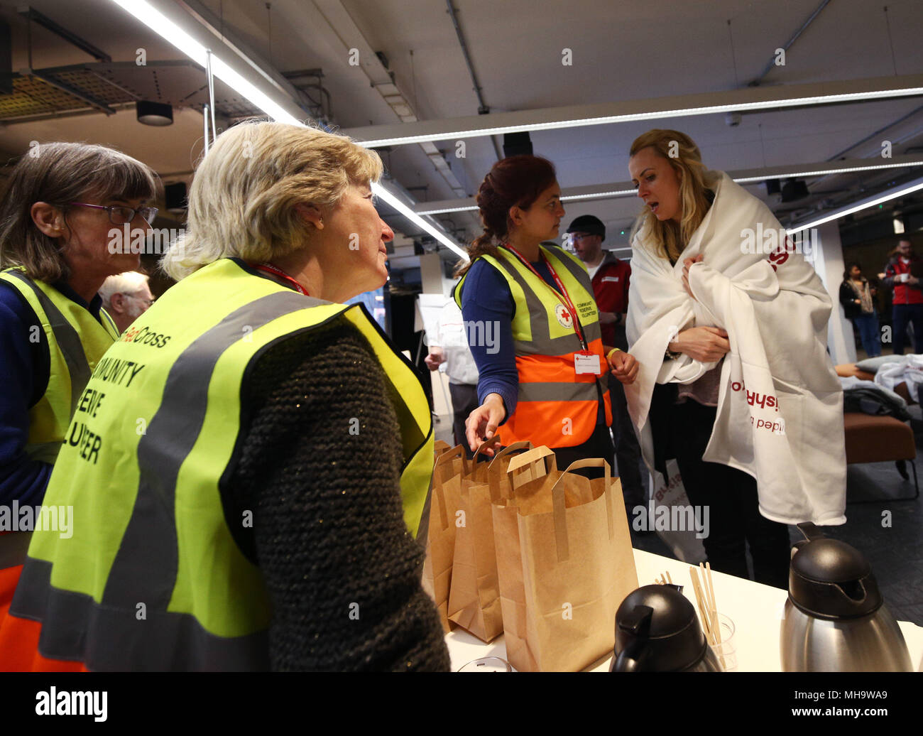 Gestrandete Pendler, von Schauspielern gespielt, bei einem Notfall Simulation mit einer extremen Schnee Szenario vom Britischen Roten Kreuz UK Crisis Response Team, Hoxton Square, London. Stockfoto