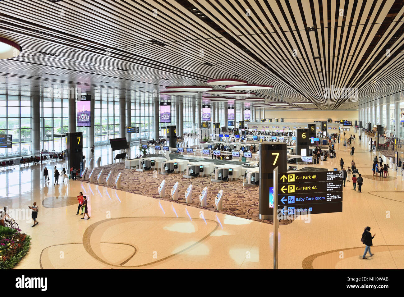Singapur Changi International Airport, Terminal 4. Der abflughalle verfügt über neue automatische Check-in-Schalter. Stockfoto