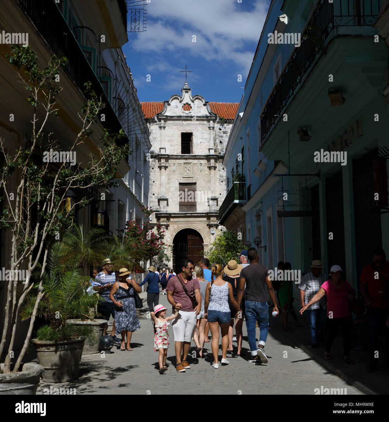 Touristen gehen Sie Teniente Rey Straße im historischen Viertel von Havanna Vieja in Havanna, Kuba. Stockfoto