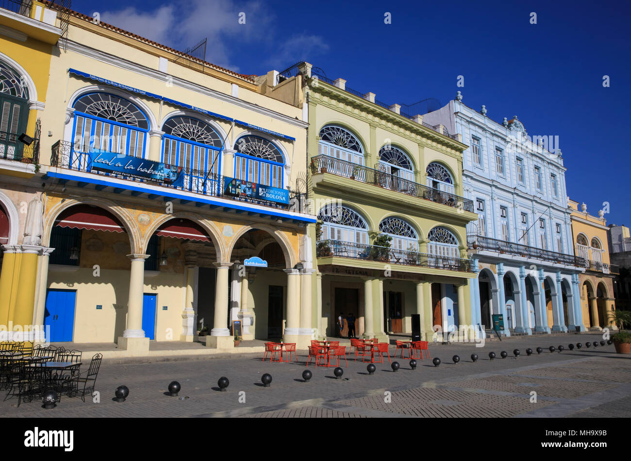 Plaza Vieja ist von restaurierten historischen Gebäuden in der Stadt Havanna, Kuba umgeben. Stockfoto