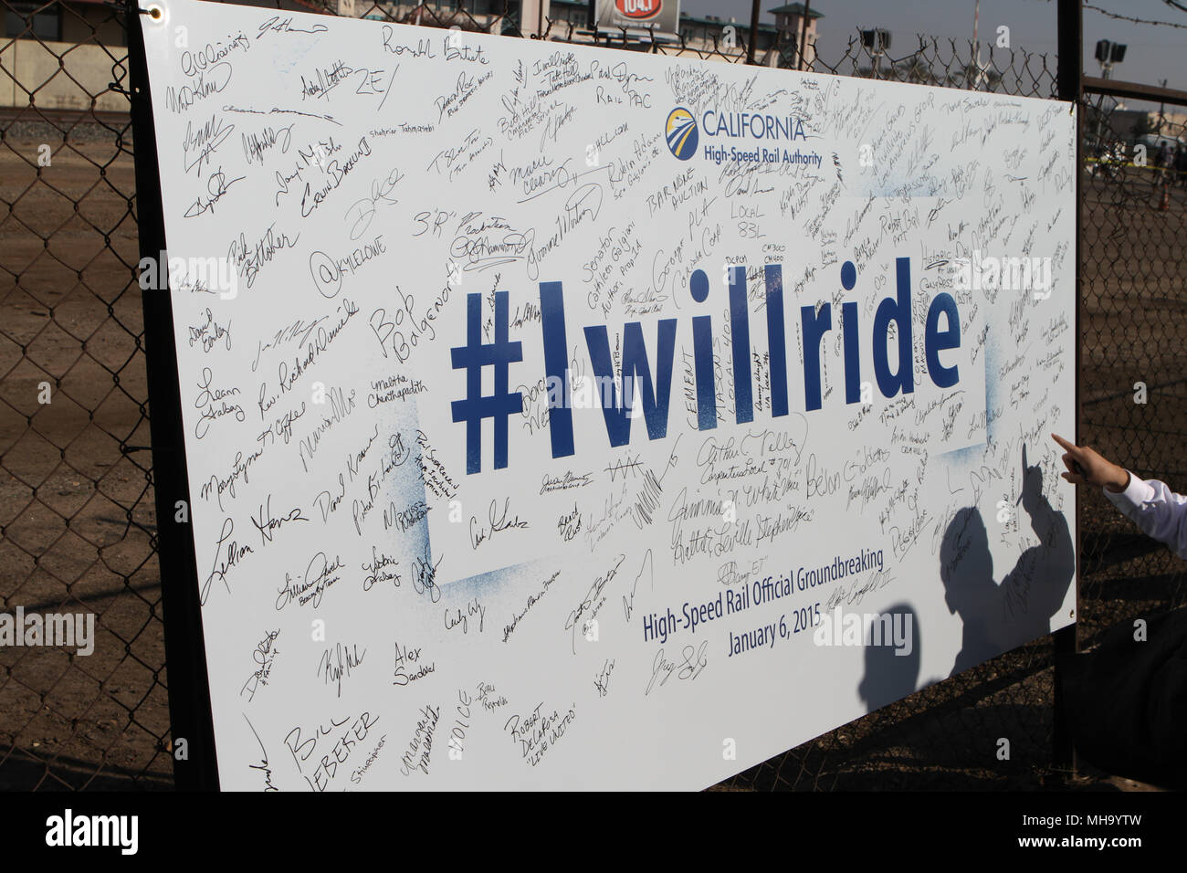 Die unterzeichnete 'Ich will Ride' Plakat an der California High Speed Rail Spatenstich in Fresno Stockfoto