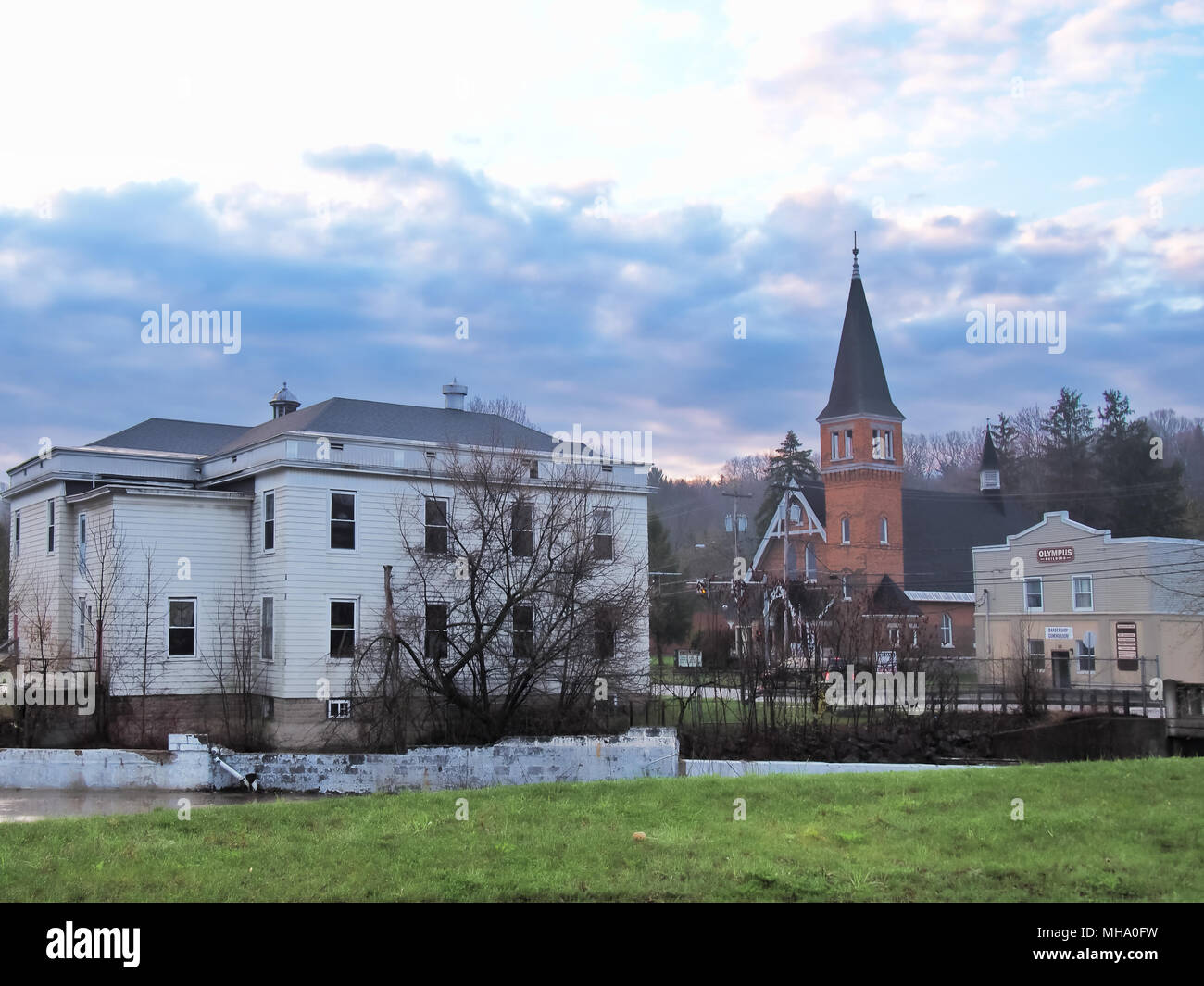 Camillus, New York, USA. April 28, 2018. Kleine Stadt von Camillus, NY, in New York, am frühen Morgen nach einem Regenschauer Stockfoto