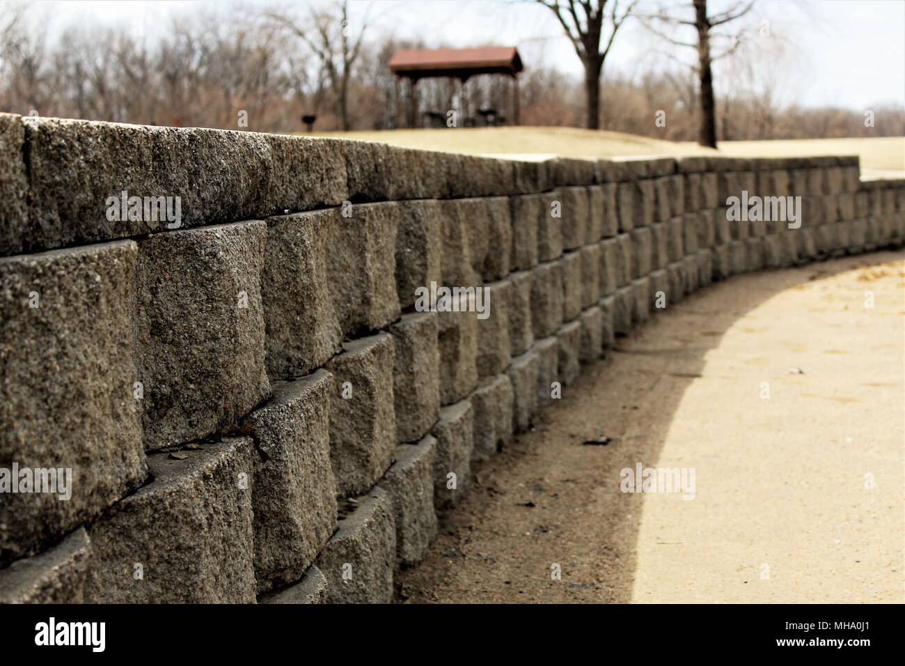 Eine Nahaufnahme der Stützmauer an der Briggs Woods Beach im April 2018 Stockfoto