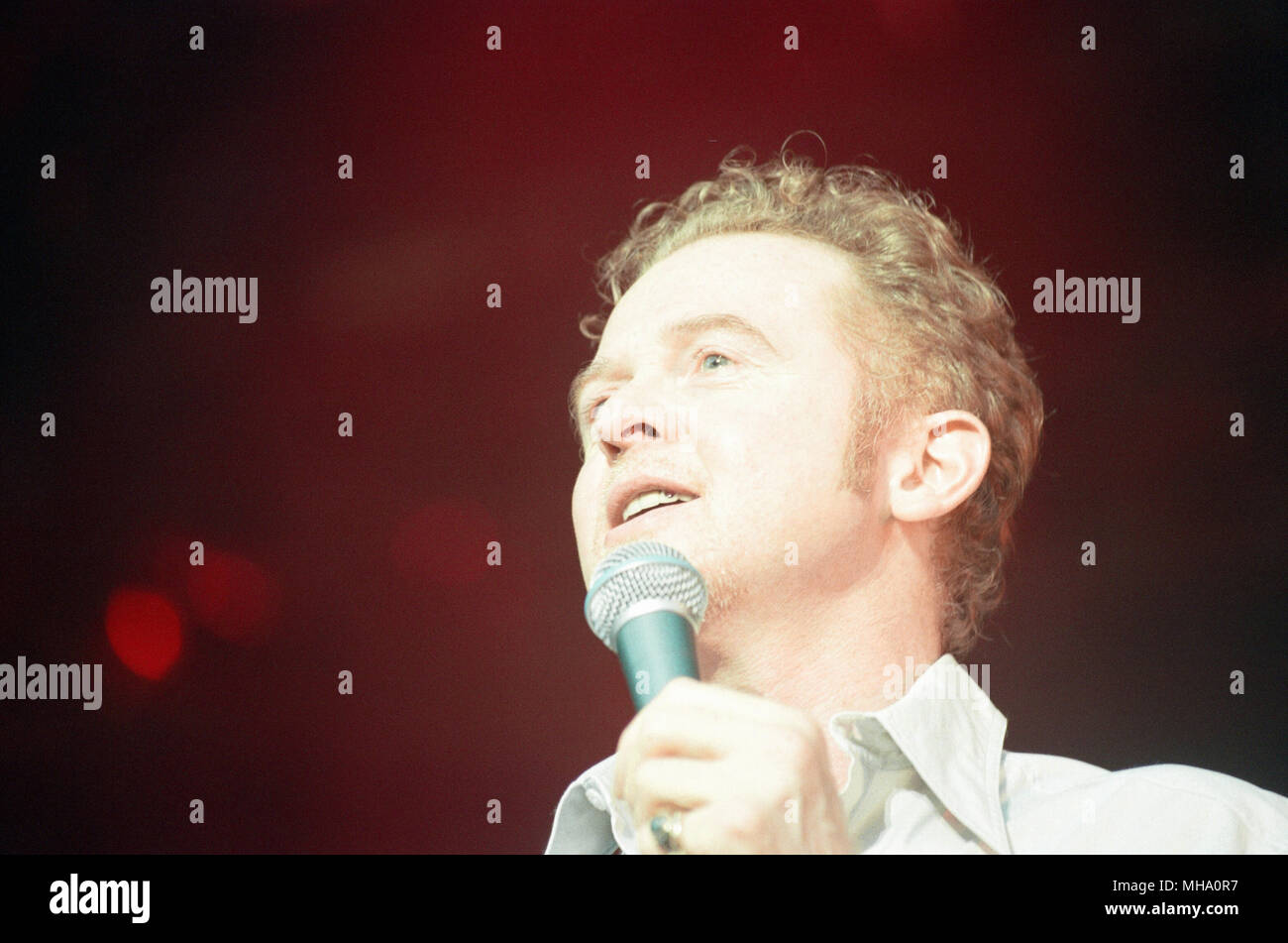 Simply Red, Britische Soul und Pop Band in Concert, Cardiff Castle, Cardiff, Wales, Samstag, 24. Juli 1999. Unser Bild zeigt ... Sänger und Songwriter Mick Hucknall. Stockfoto