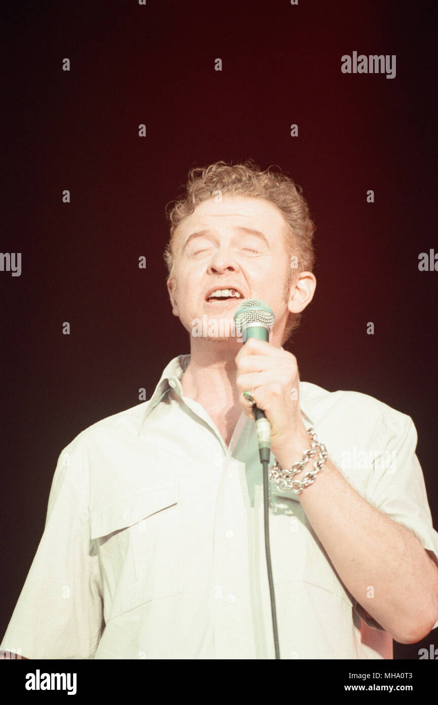 Simply Red, Britische Soul und Pop Band in Concert, Cardiff Castle, Cardiff, Wales, Samstag, 24. Juli 1999. Unser Bild zeigt ... Sänger und Songwriter Mick Hucknall. Stockfoto