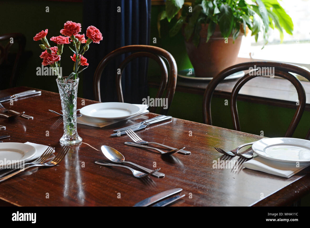 Details in ein leeres kleines Restaurant mit Tischen mit Besteck, aber keine Menschen Stockfoto