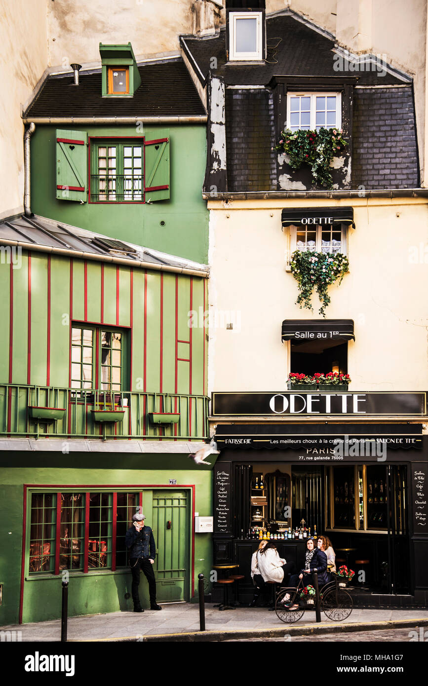 PARIS, FRANCE - April 7, 2015: Typische Bar in der Altstadt von Paris, Frankreich, Paris ist eines der am dichtesten bevölkerten Ballungsräumen in Europa voller b Stockfoto