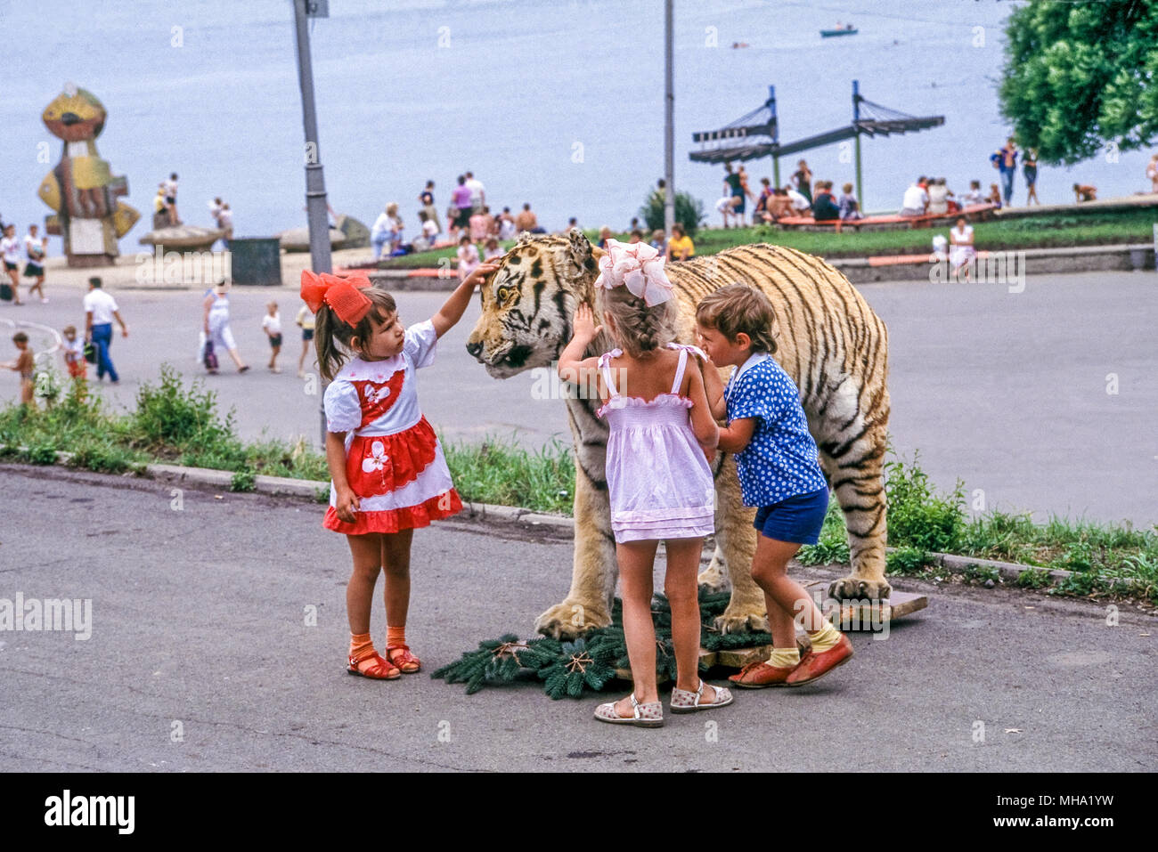 Gefüllte Sibirische Tiger, von Wilderern, von russischen Fotografen verwendet, um Geld zu verdienen, indem Sie laden die Eltern haben ihre Kinder darstellen mit den Toten t verdienen getötet Stockfoto