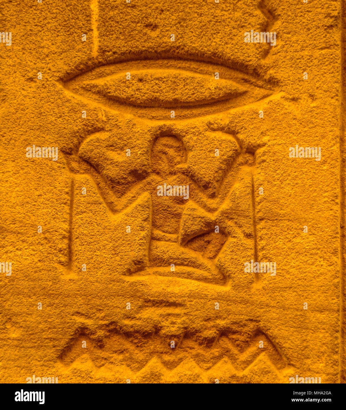 Gut erhaltene echte alte ägyptische Hieroglyphen Stockfoto