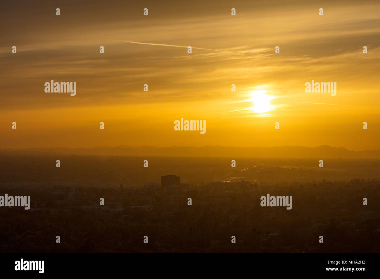 Sun spähen durch die Wolken bei Sonnenuntergang Stockfoto