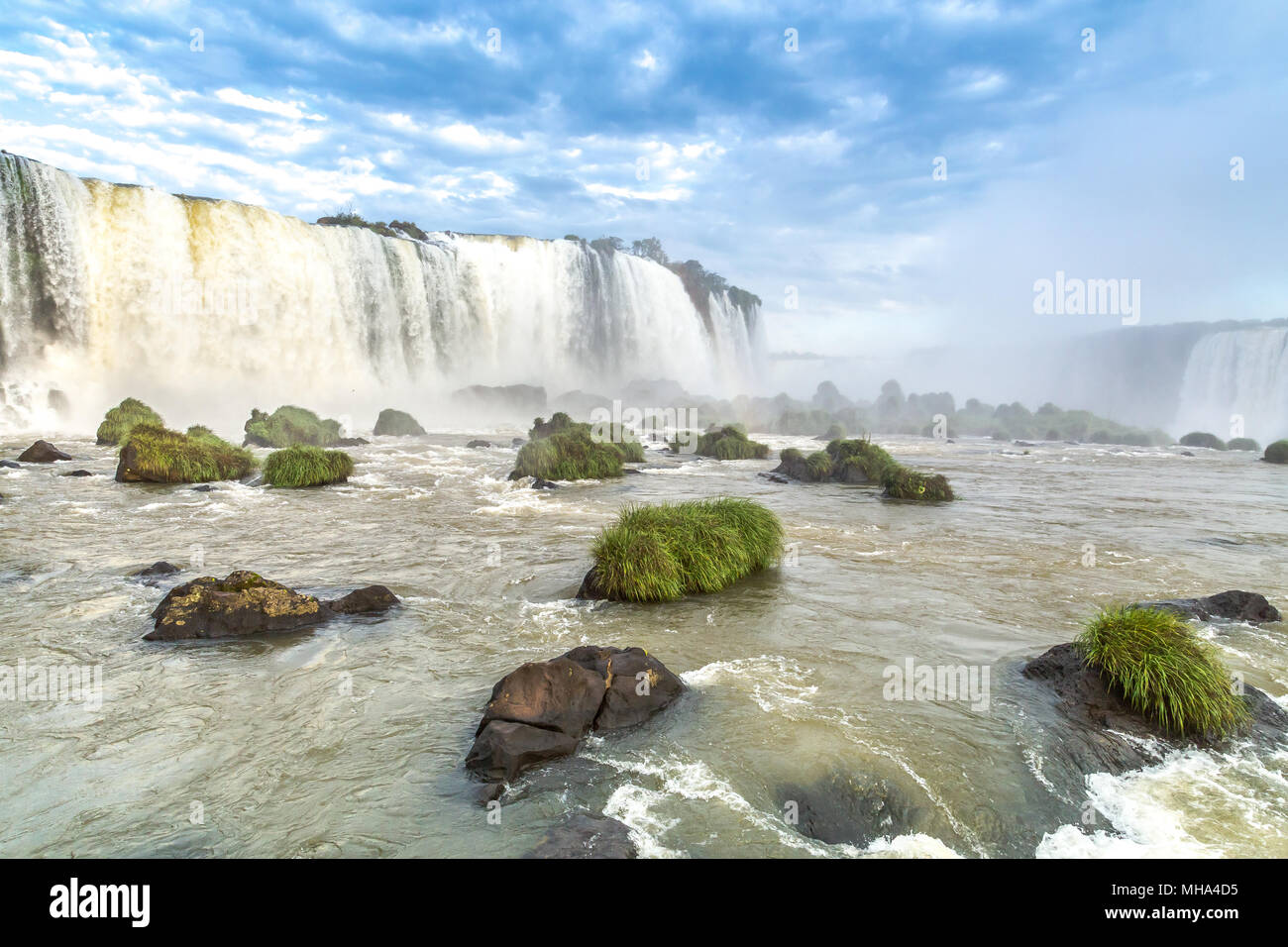 Touristen an den Iguaçu-Wasserfälle von Iguaçu Nationalpark, Weltnaturerbe der UNESCO Stockfoto