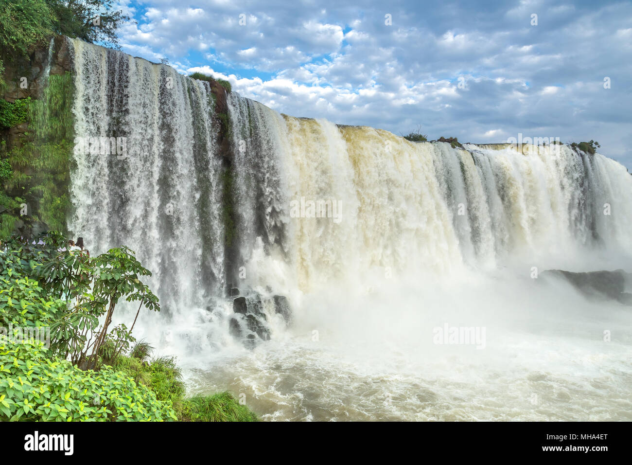 Touristen an den Iguaçu-Wasserfälle von Iguaçu Nationalpark, Weltnaturerbe der UNESCO Stockfoto