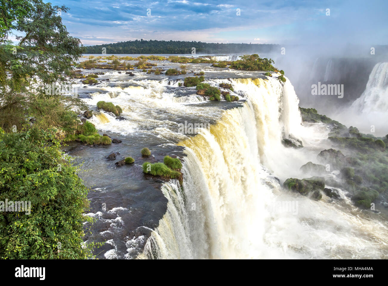 Touristen an den Iguaçu-Wasserfälle von Iguaçu Nationalpark, Weltnaturerbe der UNESCO Stockfoto