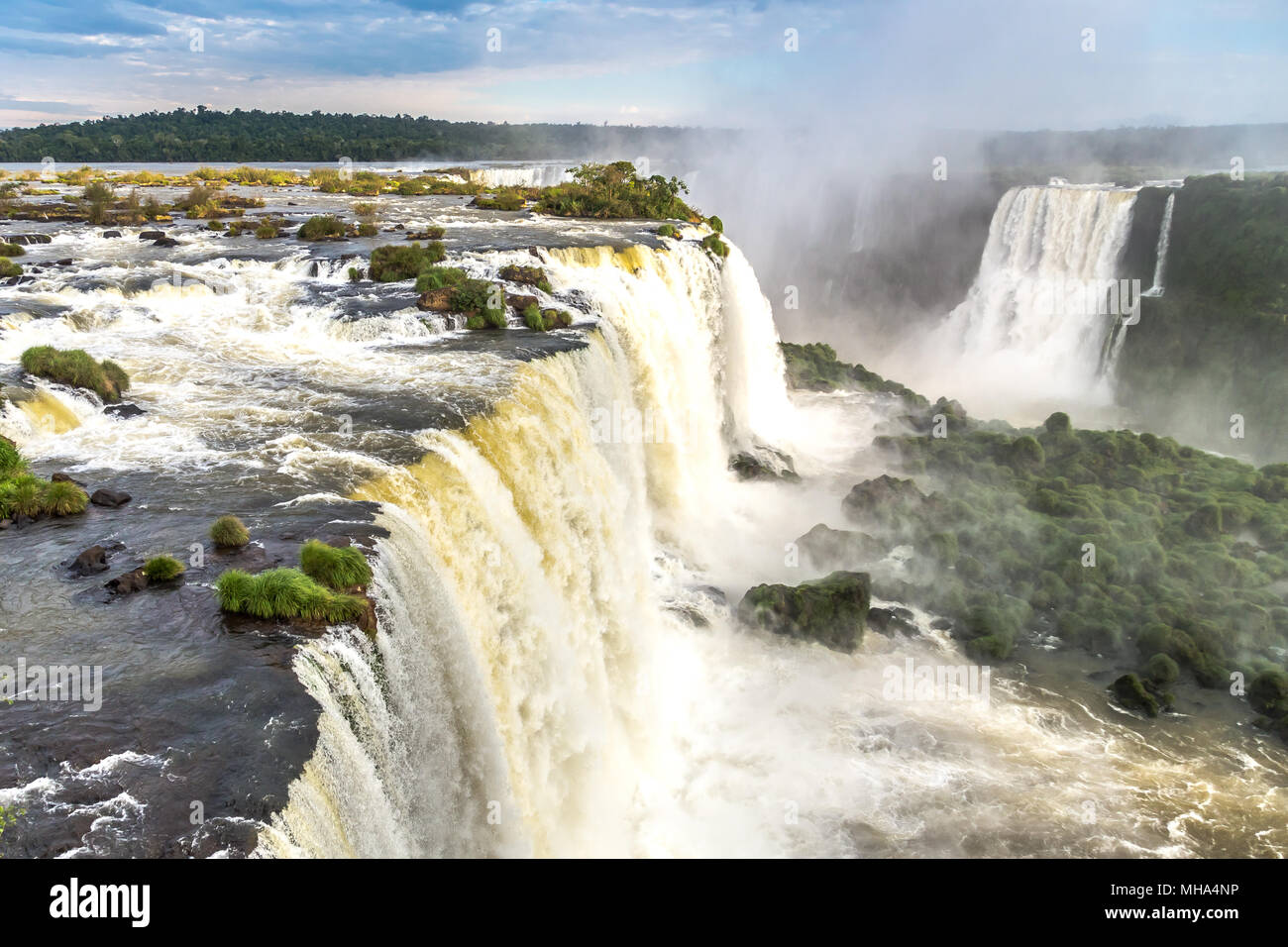 Touristen an den Iguaçu-Wasserfälle von Iguaçu Nationalpark, Weltnaturerbe der UNESCO Stockfoto