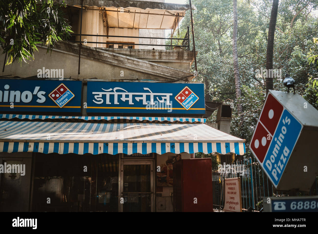 Von einem Indischen domino Pizza an einer Straßenecke in Mumbai, Indien Stockfoto