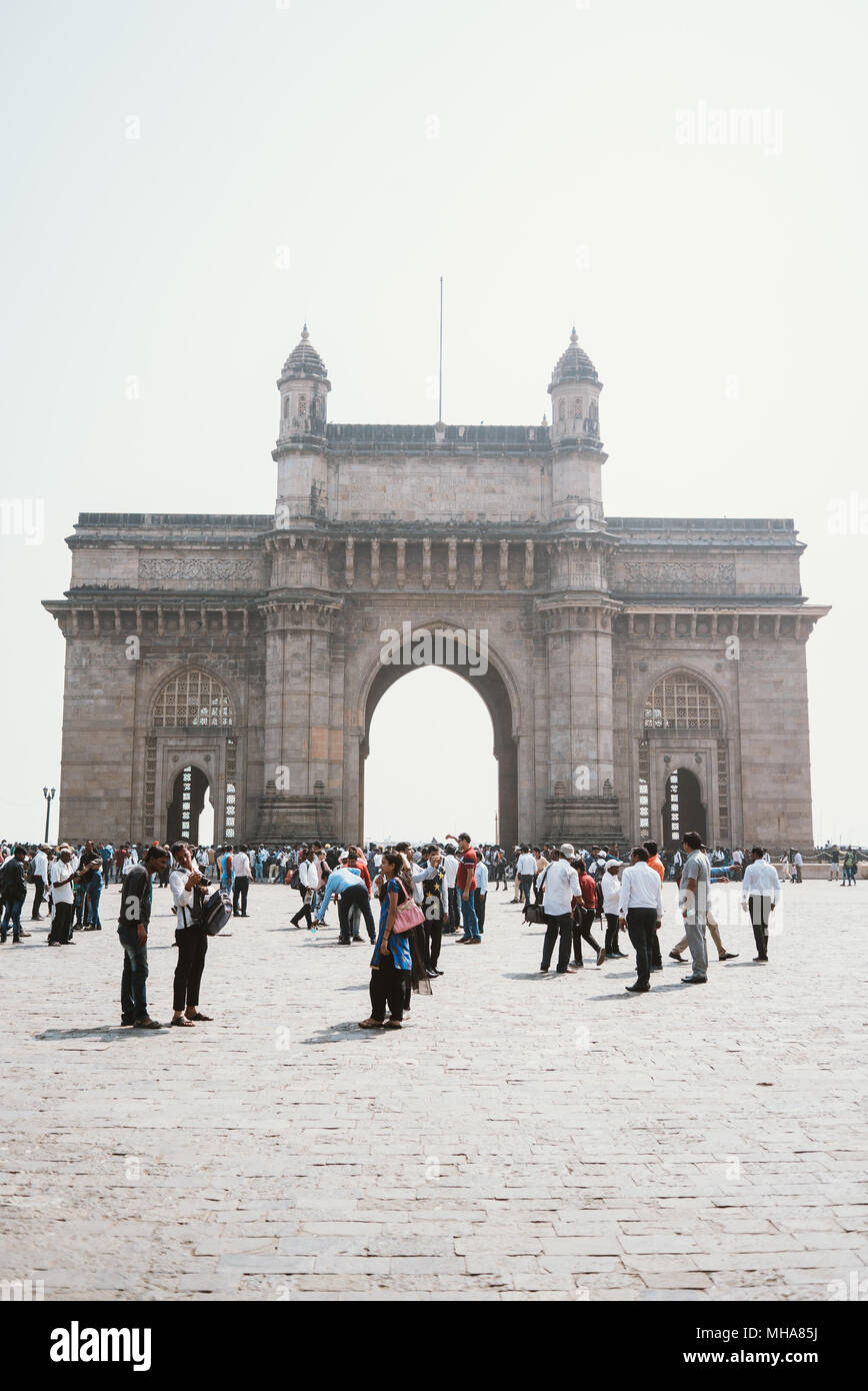 Einen ereignisreichen Tag am Tor von Indien an einem sonnigen Tag in Mumbai, Indien Stockfoto