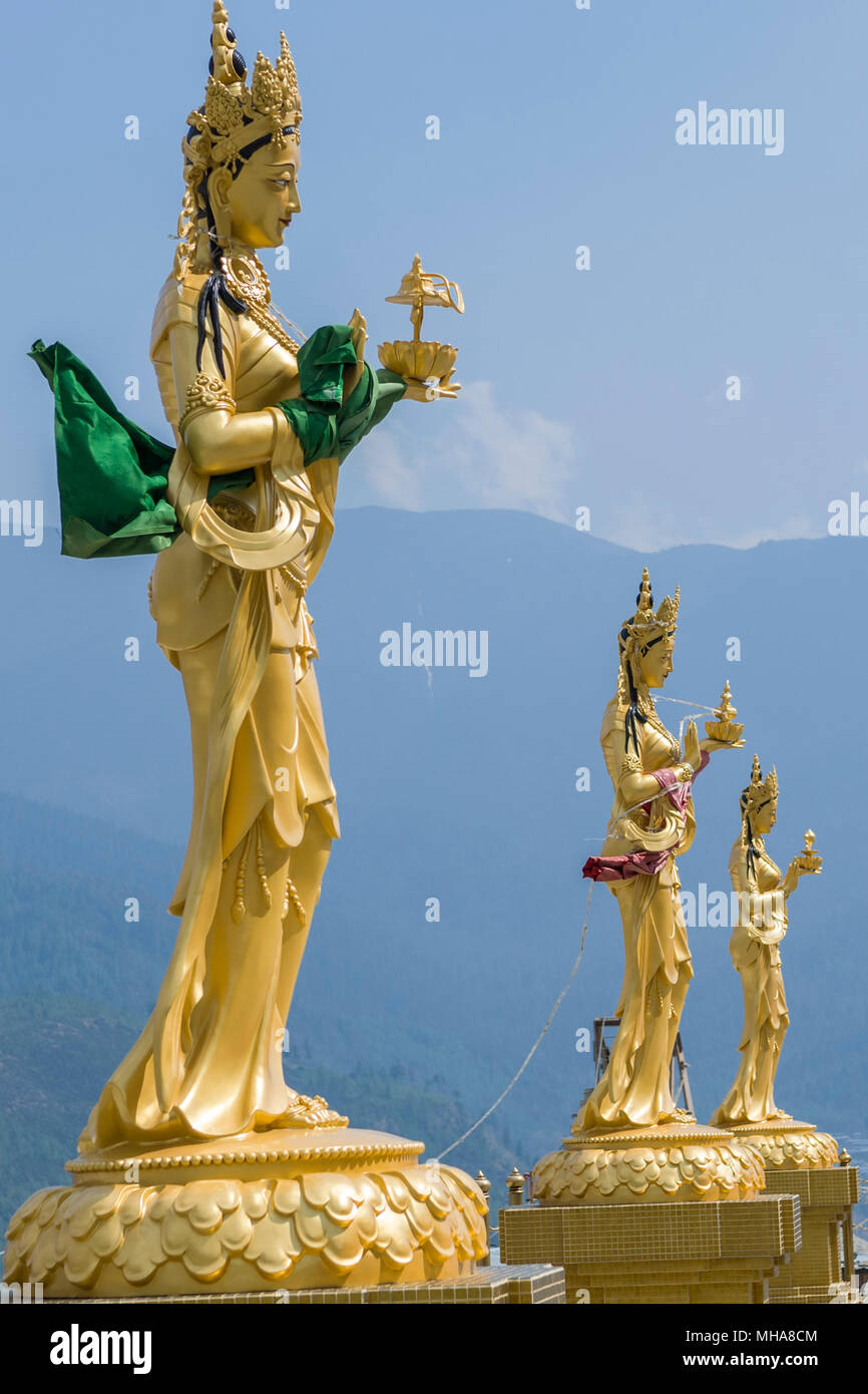 Statuen der buddhistischen Göttinnen am oberen Hügel in Kuenselphodrang Natur Park, Thimpu, Bhutan - Göttinnen Statuen in der Buddha Dordenma Website Stockfoto