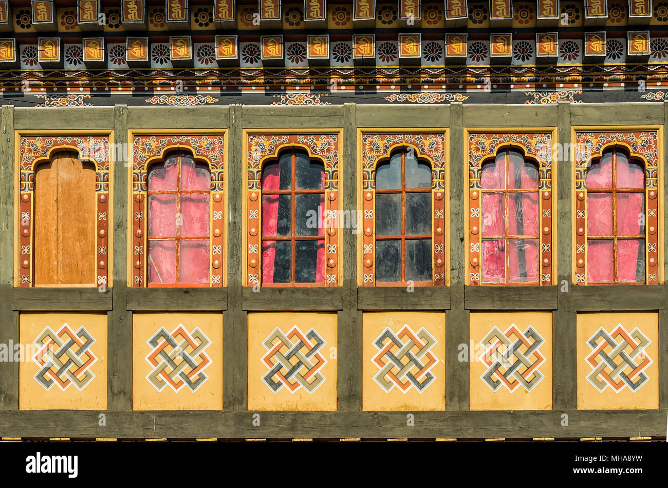 Malerei und Holz Fenster Tashi Cho Dzong, Thimpu, Bhutan - Tashi-Cho (oder) Tashichho Dzong ist die respektvolle Dzong in Thimphu Stockfoto