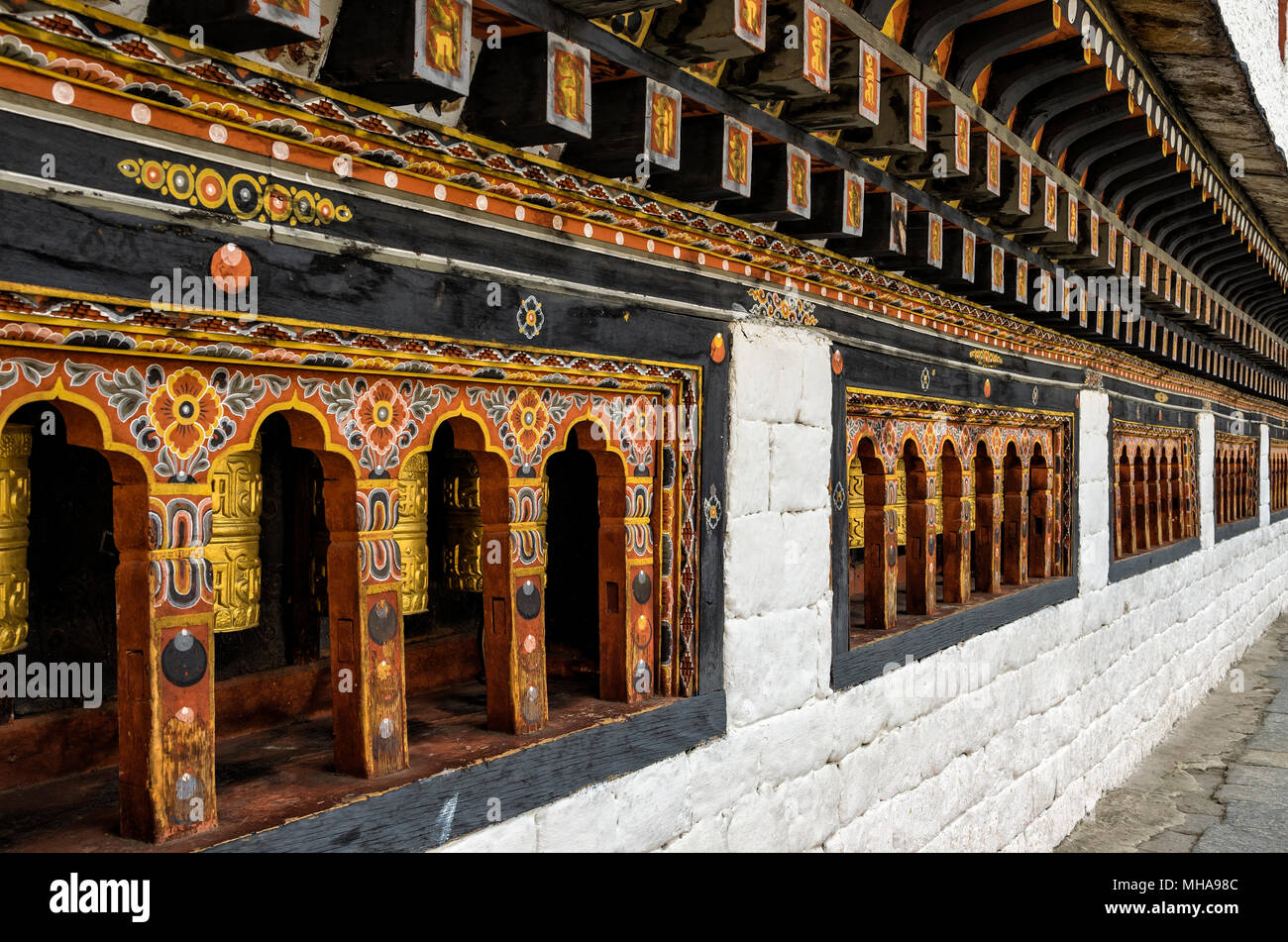 Reihe von Gebetsmühlen an Tashichho Dzong, Thimpu, Bhutan - die respektvolle Dzong in Thimphu Stockfoto