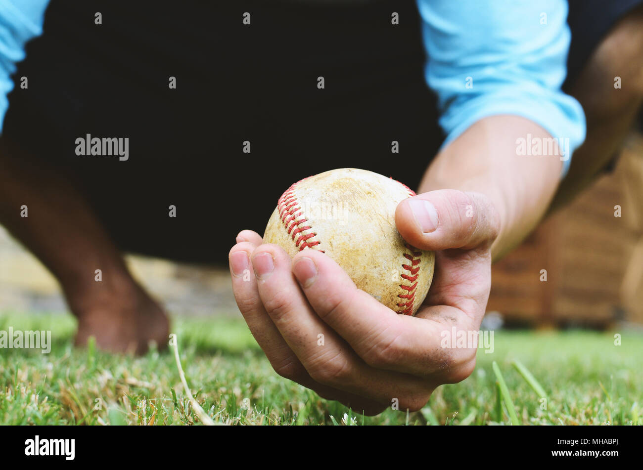 Baseball spieler, der alten Kugel für Spaß Sport Bild Nahaufnahme. Stockfoto