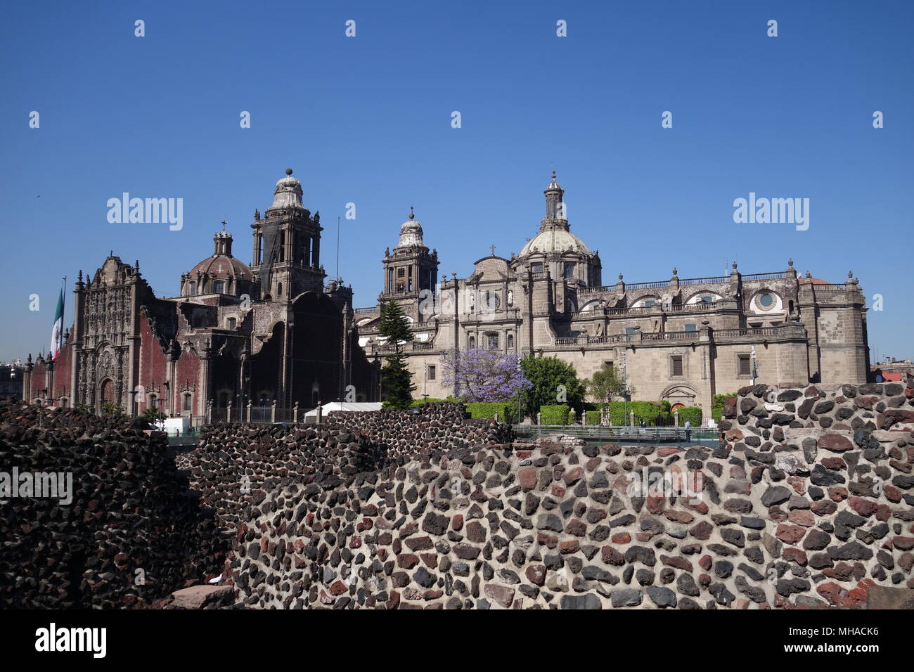 Seitenansicht von Mexiko City Metropolitan Kathedrale (Ansicht von Templo Mayor) Stockfoto