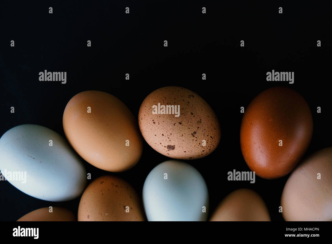Flach Sammlung von Cage farm huhn eier im Detail. Zeigt verschiedene Multi Color von Ei von einfachen Leben. Stockfoto