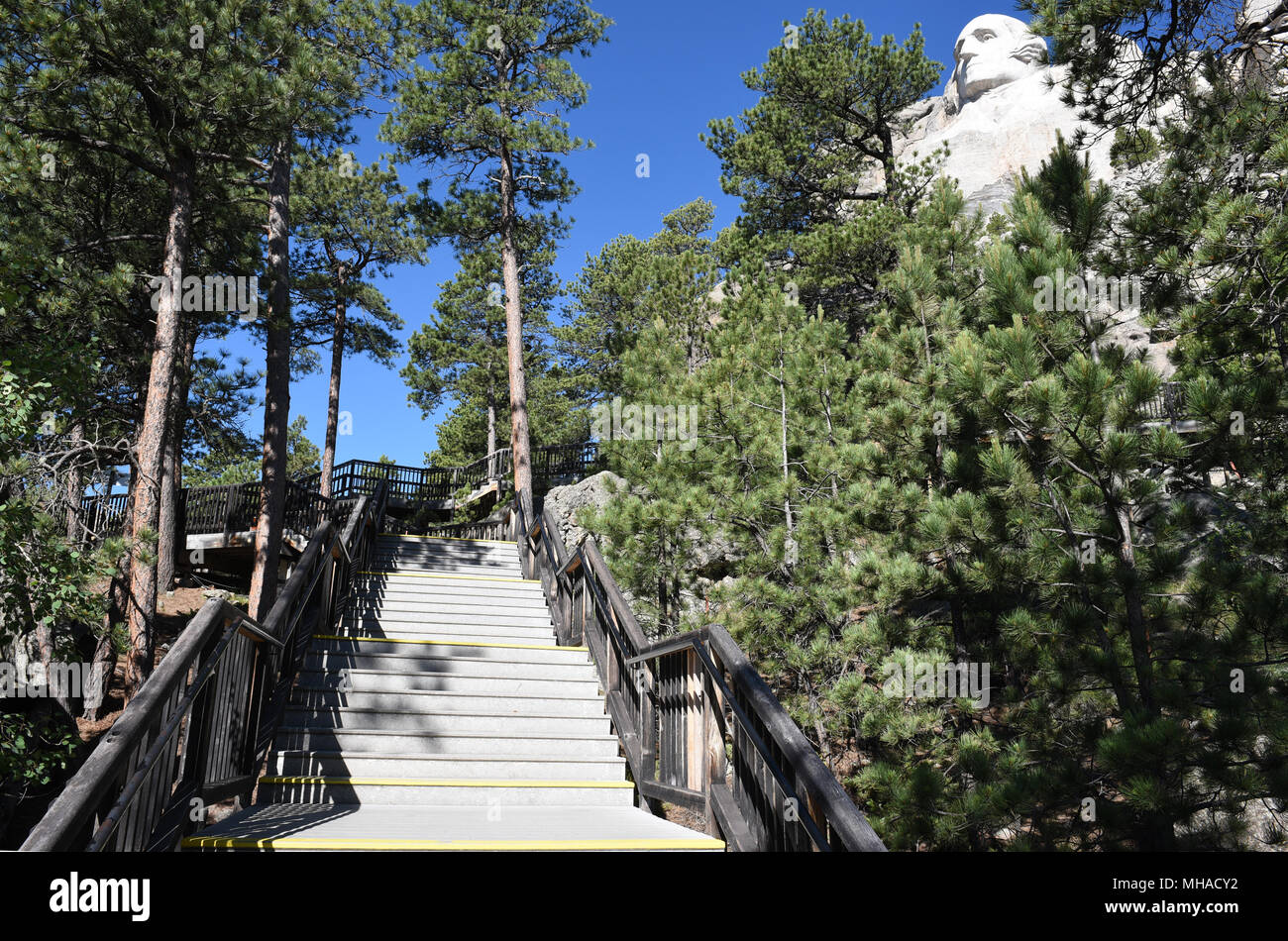 Das Mount Rushmore National Memorial George Washington Profil und Treppen vom Präsidenten Trail gesehen. Stockfoto