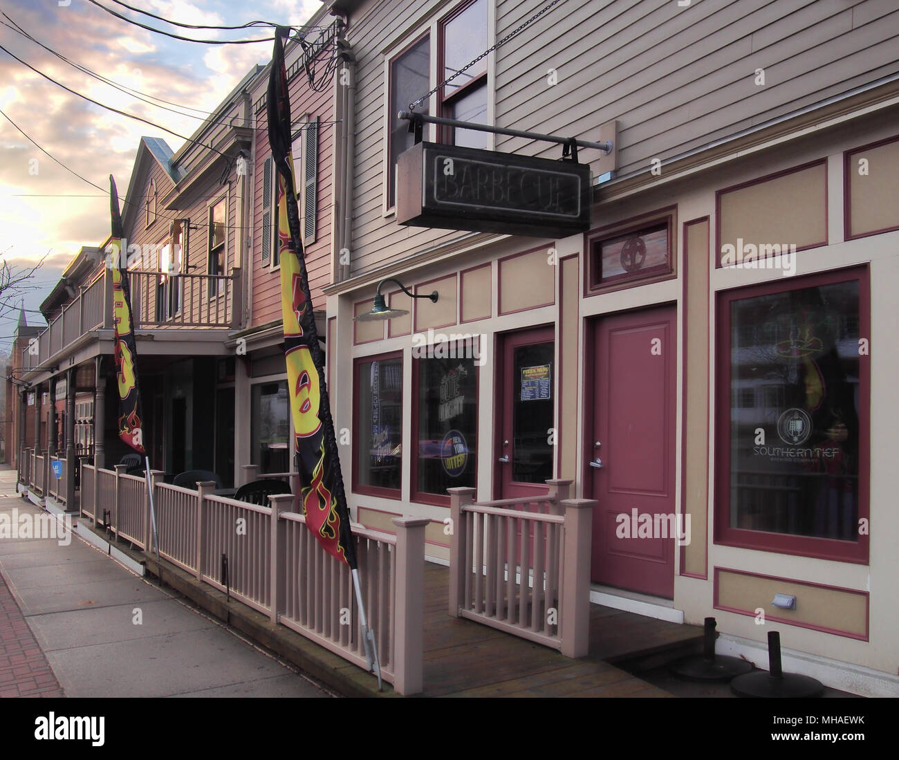 Camillus, New York, USA. April 28, 2018. Kleine und mittlere Unternehmen entlang der Hauptstraße durch die kleine Stadt von Camillus, New York, früh am Morgen Stockfoto