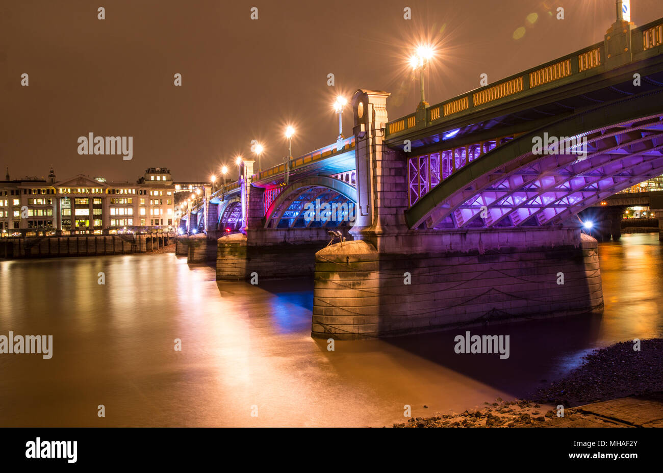 Blackfriars Bridge bei Nacht - London Stockfoto