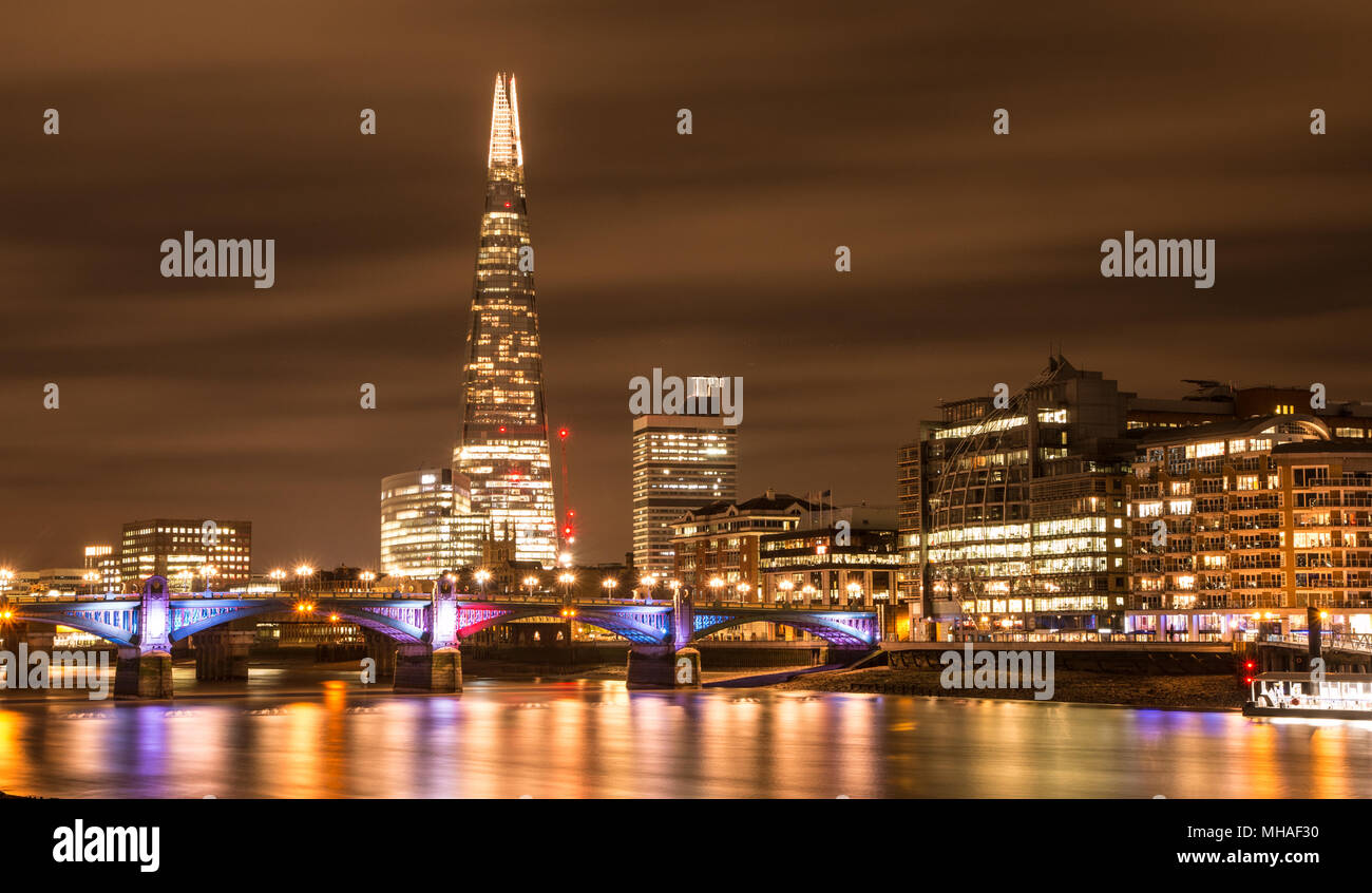 Nacht auf der Themse - London, Großbritannien Stockfoto