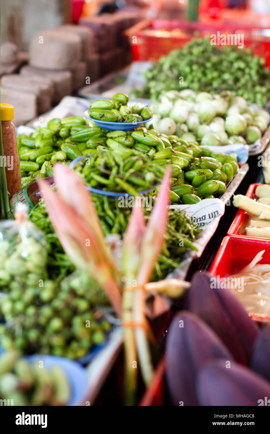 Frischen lokalen Produkten in einem nassen Markt in Südostasien. Stockfoto