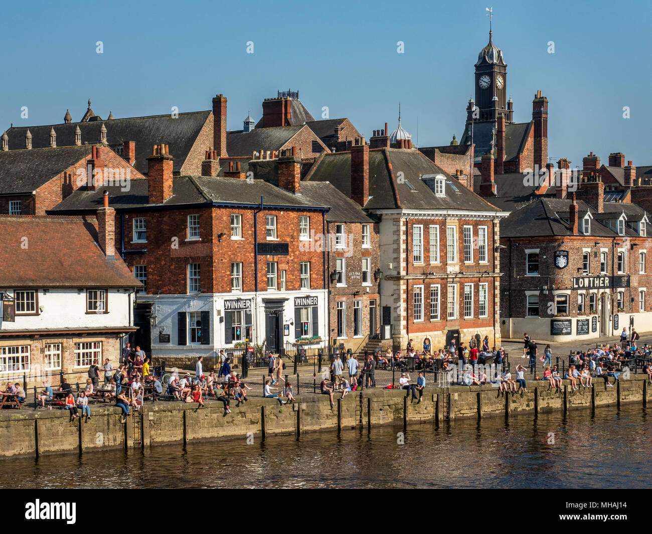 Geschäftigen Kings Staith durch den Fluss Ouse an einem sonnigen Frühlingstag York Yorkshire England Stockfoto