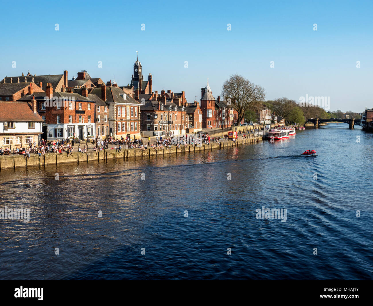 Geschäftigen Kings Staith durch den Fluss Ouse an einem sonnigen Frühlingstag York Yorkshire England Stockfoto