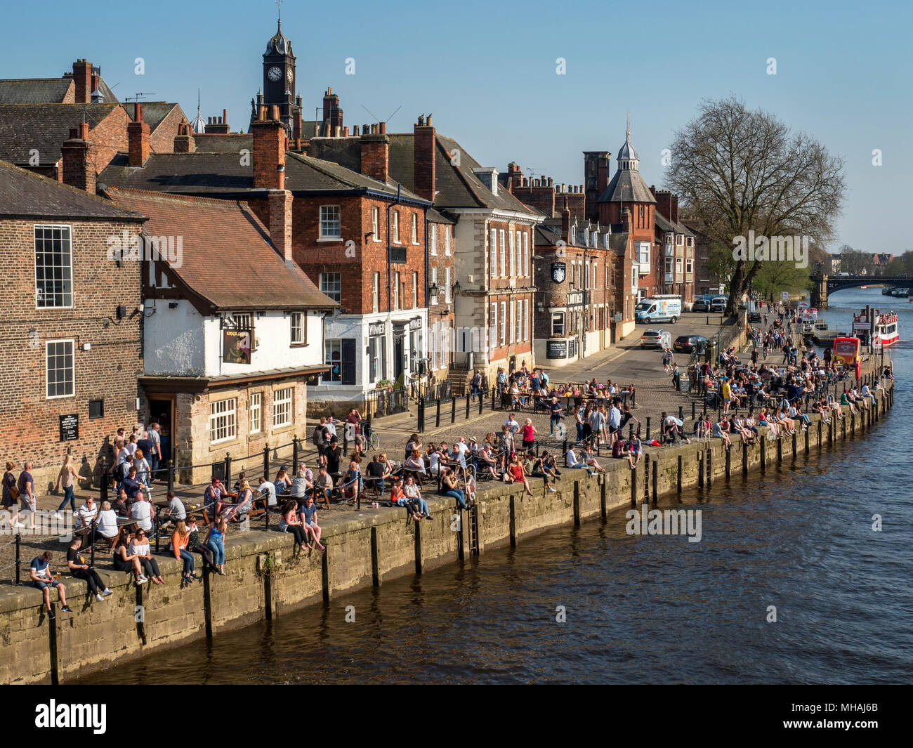 Geschäftigen Kings Staith durch den Fluss Ouse an einem sonnigen Frühlingstag York Yorkshire England Stockfoto