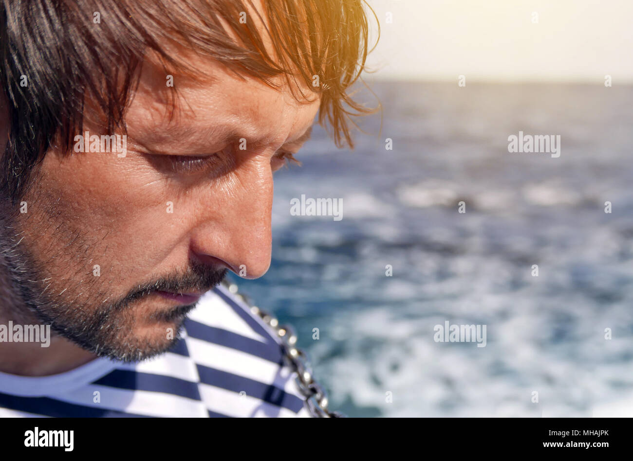 Man Blick auf das Meer von Yachtcharter und Segeln auf seinem Sommer Urlaub Stockfoto