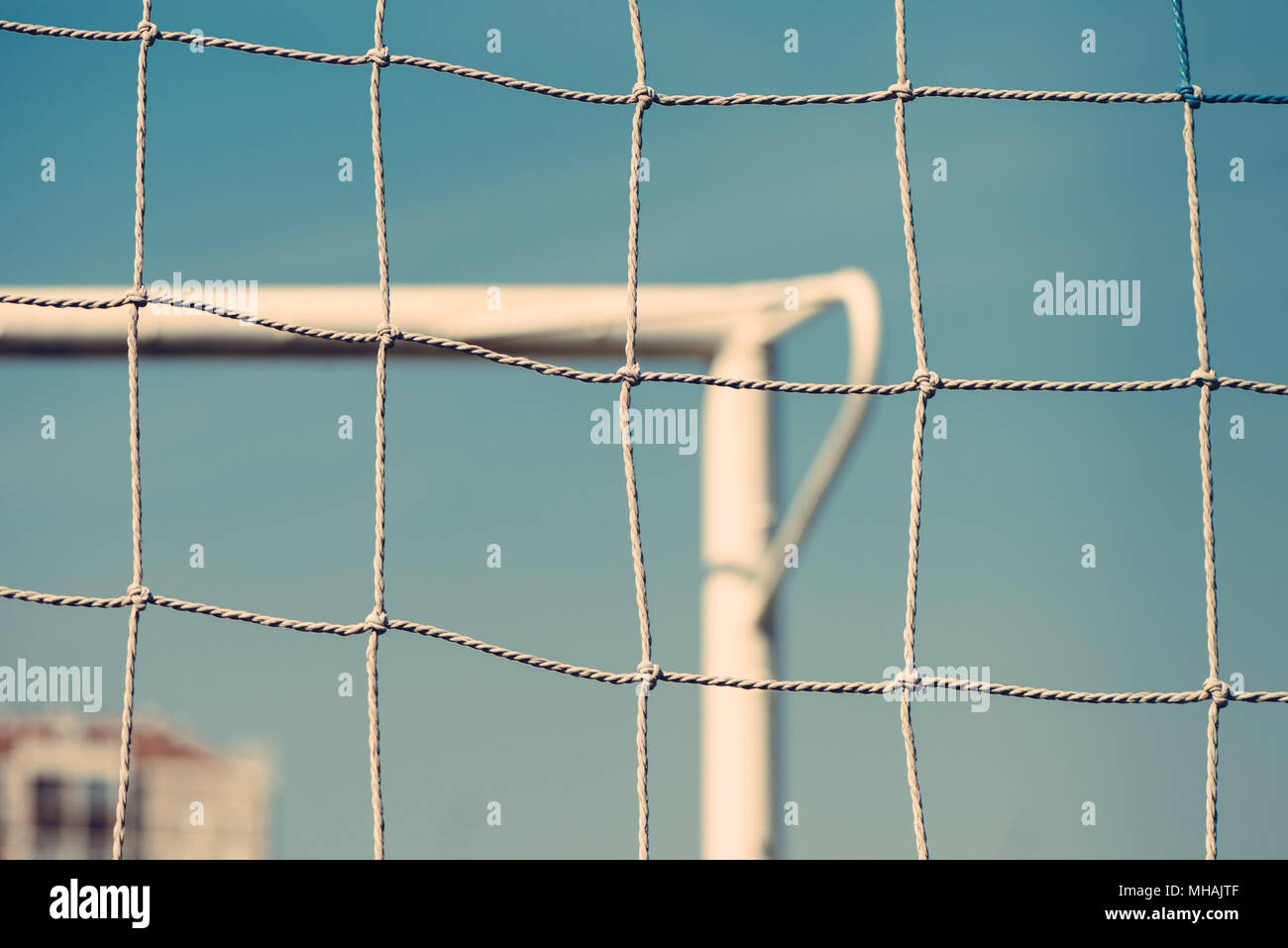 Europäische Fußball oder Fußball Ziel defokussierten im Hintergrund hinter dem Netz Stockfoto