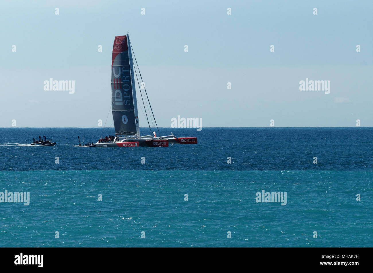 25. April bis 6. Mai 2018 SCHÖNES ULTIMED Rennen. IDEC sport Maxi trimaran am Training in der Baie des Anges, Französische Riviera. offshore Sprint Stockfoto