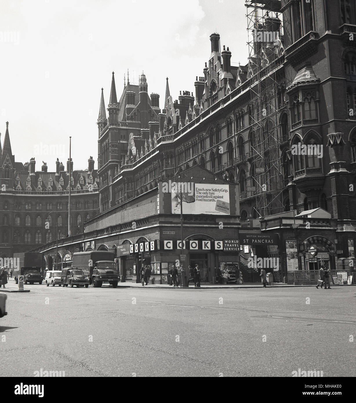 1958, historische, Außenansicht von St Pancras railway station und der ehemaligen Midland Grand Hotel, Euston Rd, London, England, UK, im viktorianischen Stil, entworfen von George Gilbert Scott. Das Hotel geschlossen in 1935 und nach Überlebenden der Blitz in WW2, im Jahr 1948 wurde das Gebäude von der British Rail besetzt und wurde der Hauptsitz für Ihre Hotel- und Gaststättengewerbe arm, British Transport Hotels (BTH). Stockfoto