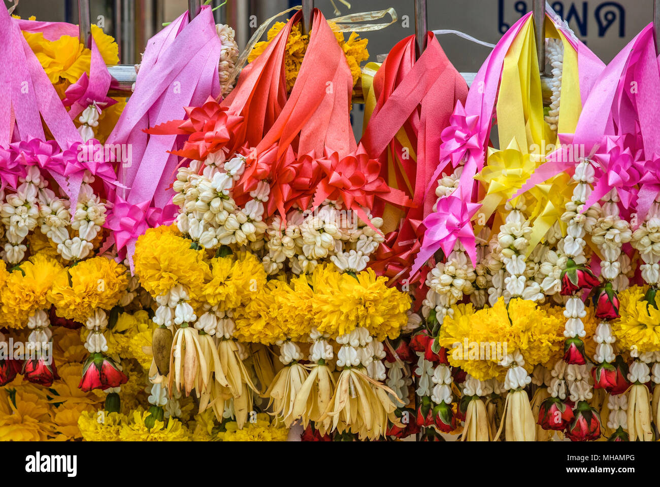 Blumenangebote im Wat Huay Mongkol buddhistischen Tempel in Thailand Stockfoto