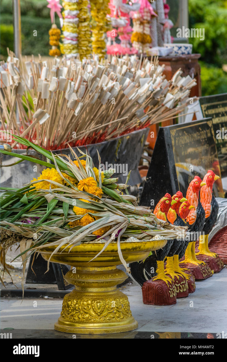Blumenangebote im Wat Huay Mongkol buddhistischen Tempel in Thailand Stockfoto