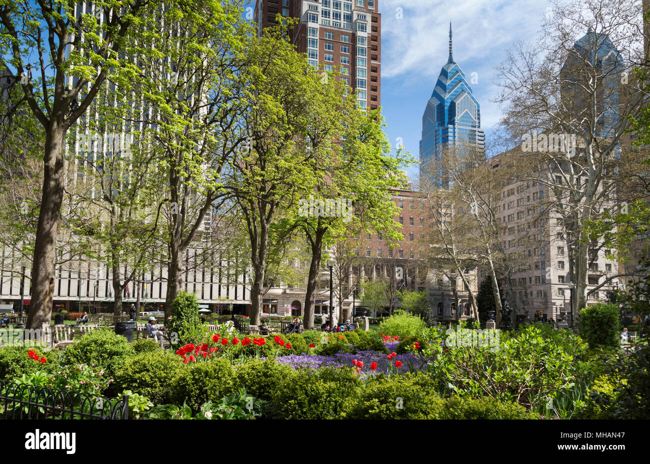 Rittenhouse Square, einem Garten und Park im Stadtzentrum von Philadelphia im Frühjahr, Skyline im Hintergrund, Philadelphia, Pennsylvania, USA Stockfoto